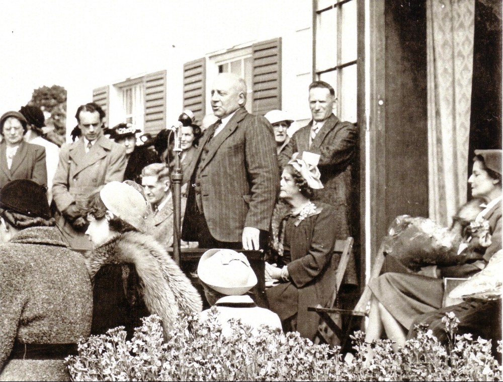 Official opening of the Invercargill Public Art Gallery by the Mayor of Invercargill Mr B W Hewat in 1951